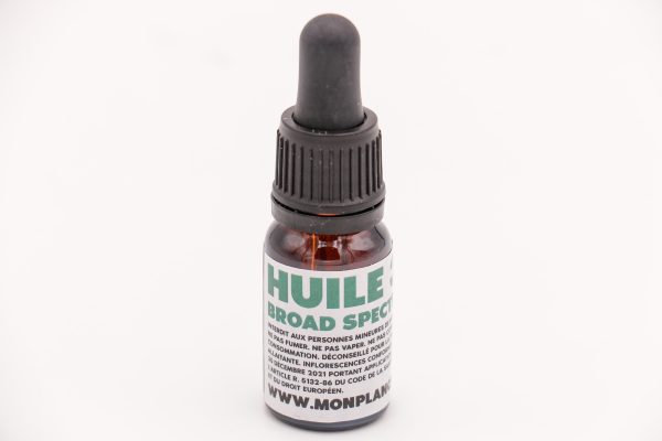 Flacon 10ml Huile CBD Broad Spectrum 30% MONPLANCBD, étiquette "HUILE BROAD SPECTRUM" - Qualité CBD Suisse 0% THC.