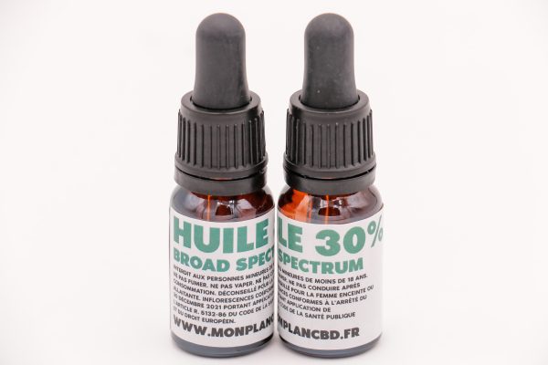 Deux flacons d'Huile CBD 30% MONPLANCBD côte à côte : un "Broad Spectrum" et un "30% Spectrum" - Meilleure huile CBD haute puissance.