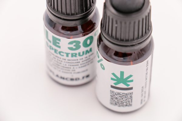 Gros plan sur étiquettes arrière de deux flacons Huile CBD 30% MONPLANCBD avec logo et QR code - Gouttes CBD puissantes.