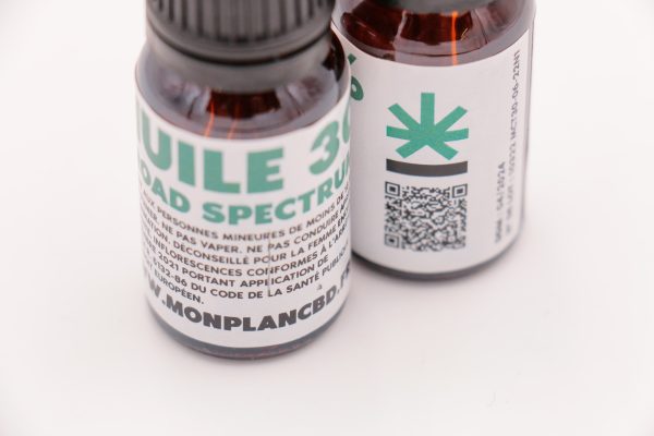 Gros plan étiquette arrière flacon Huile CBD Broad Spectrum 30% MONPLANCBD (LOT: 10291...) - Bienfaits huile CBD 30%.