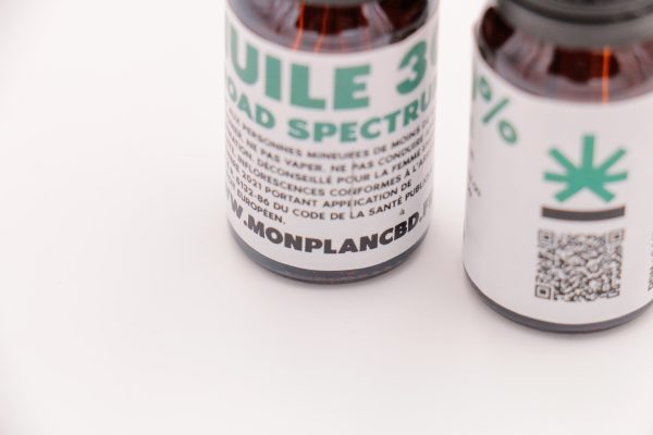 Gros plan sur informations de lot (LOT: 10291...) au dos du flacon Huile CBD 30% Spectrum MONPLANCBD - CBD testé laboratoire.