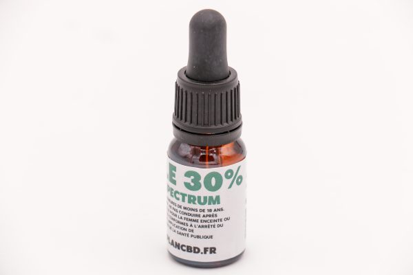 Flacon d'Huile CBD Broad Spectrum 30% MONPLANCBD (10ml), étiquette "LE 30% SPECTRUM" - Huile CBD très haute puissance.