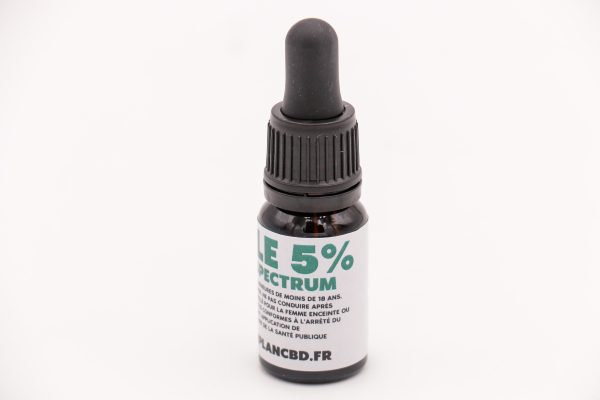 Flacon 10ml Huile CBD Broad Spectrum 5% MONPLANCBD sur fond blanc - Gouttes CBD Suisse.
