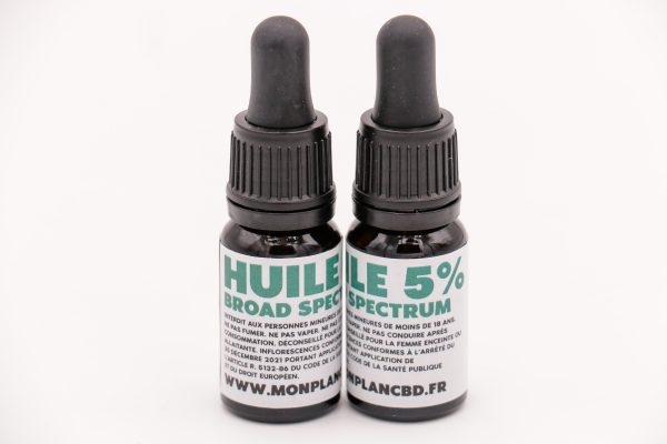 Deux flacons d'Huile CBD MONPLANCBD côte à côte : un "Broad Spectrum" et un "5% Spectrum" - Comparaison huiles CBD.