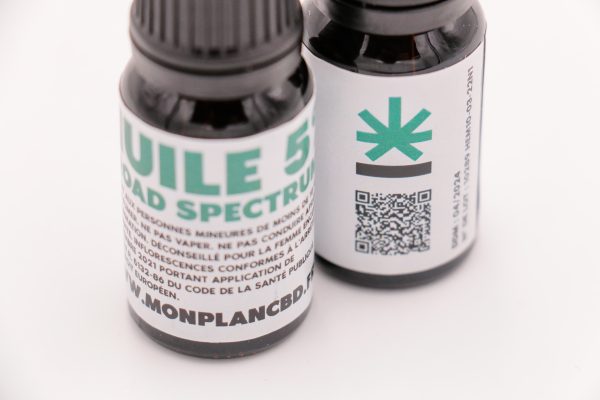 Autre gros plan sur les informations de lot et QR code au dos des flacons d'huile CBD MONPLANCBD - Qualité CBD Suisse.