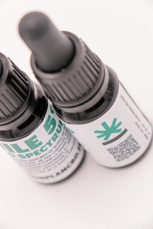 Vue plongeante sur les bouchons pipette noirs de deux flacons d'huile CBD MONPLANCBD - Huile CBD pour bien-être.