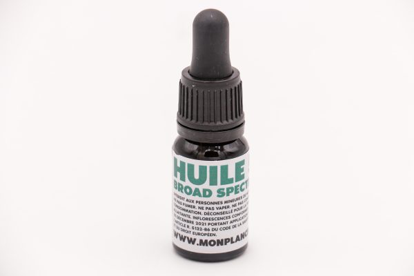 Flacon d'Huile CBD Broad Spectrum 5% MONPLANCBD (10ml) avec pipette, étiquette visible - Acheter huile CBD en ligne.