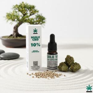 Flacon et emballage de l'huile CBD Broad Spectrum 10% dans un décor zen, avec des fleurs de CBD, des graines de chanvre, un bonsaï et des galets sur du sable blanc.