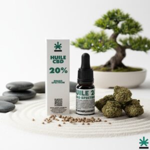 Flacon et boîte d'huile CBD Broad Spectrum 20% (haute concentration) dans un décor zen avec un bonsaï, des fleurs et graines de chanvre sur du sable blanc.