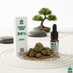 Flacon et emballage de l'huile CBD Broad Spectrum 30% (extra-forte), la plus haute concentration, dans un décor zen avec bonsaï, fleurs et graines de chanvre.