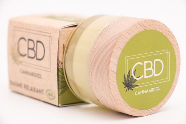 Baume Relaxant CBD Bio MONPLANCBD : pot en verre avec couvercle bois à côté de sa boîte certifiée Bio.