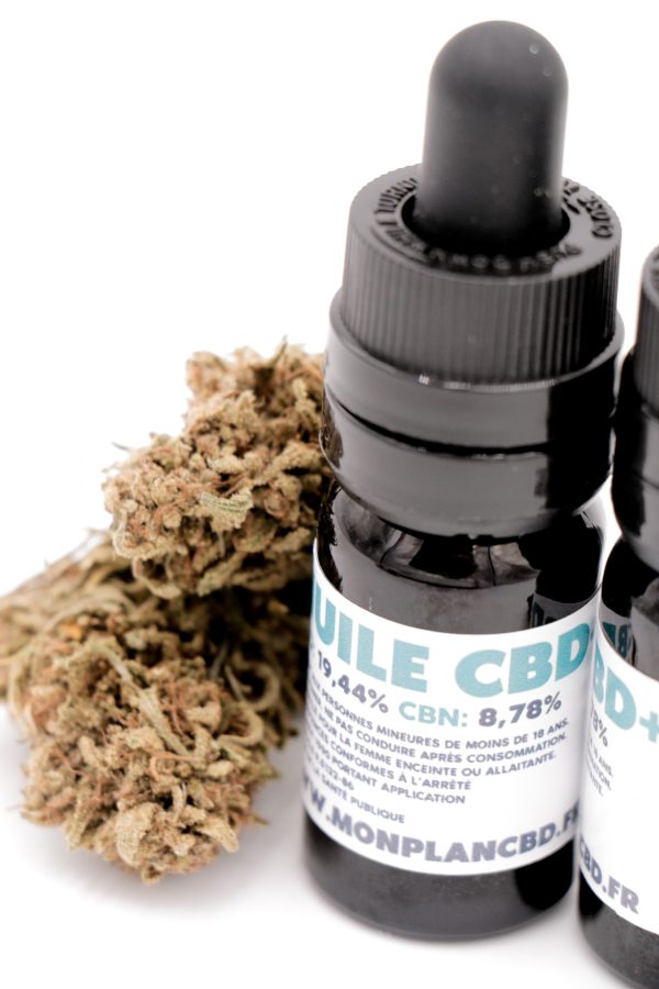 Détail étiquette flacon Huile CBD 19.44% CBN 8.78% MONPLANCBD avec tête de chanvre - Meilleure huile CBD CBN.
