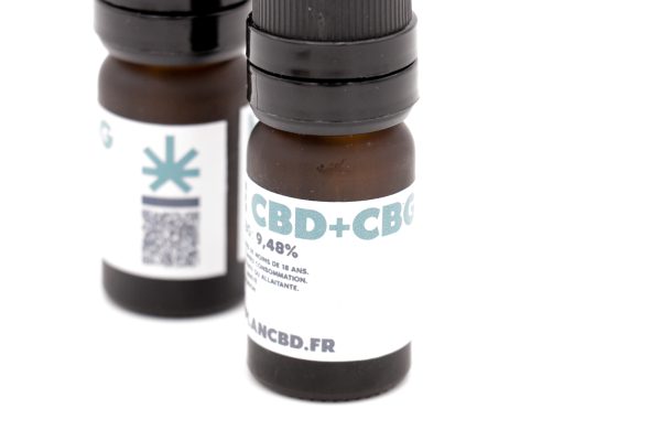 Détail de l'étiquette arrière d'un flacon d'huile CBD MONPLANCBD avec logo et QR code - CBD testé laboratoire Suisse.