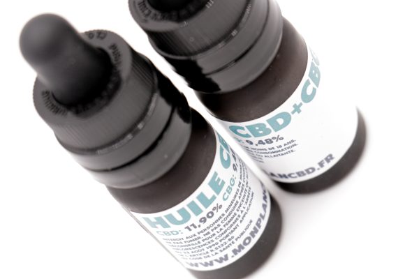 Vue plongeante sur les bouchons pipette de deux flacons d'huile CBD+CBG Full Spectrum MONPLANCBD - Gouttes CBD CBG.