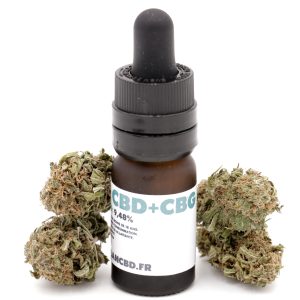 Flacon d'Huile Full Spectrum CBD 11.90% + CBG 9.48% MONPLANCBD (10ml) entouré de têtes de chanvre - Huile CBD CBG Suisse.