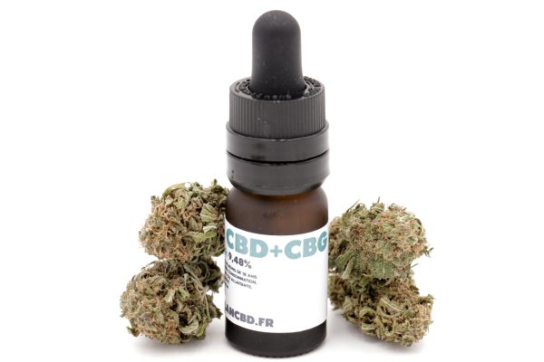Flacon d'Huile Full Spectrum CBD 11.90% + CBG 9.48% MONPLANCBD (10ml) entouré de têtes de chanvre - Huile CBD CBG Suisse.