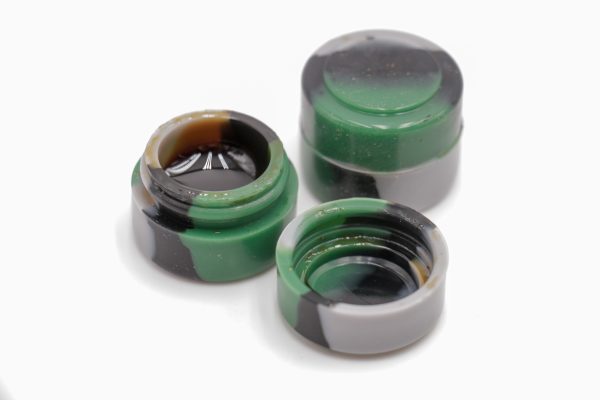 Contenants en silicone camouflage (vert, noir, gris) pour conserver le Rosin CBD MONPLANCBD, un ouvert montrant le produit - Accessoire CBD.