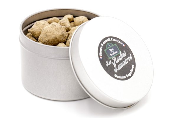 Boîte Moonrock CBD 45% MONPLANCBD "Les Roches Lunaires" entrouverte sur fond blanc - Premium CBD Moonrock.