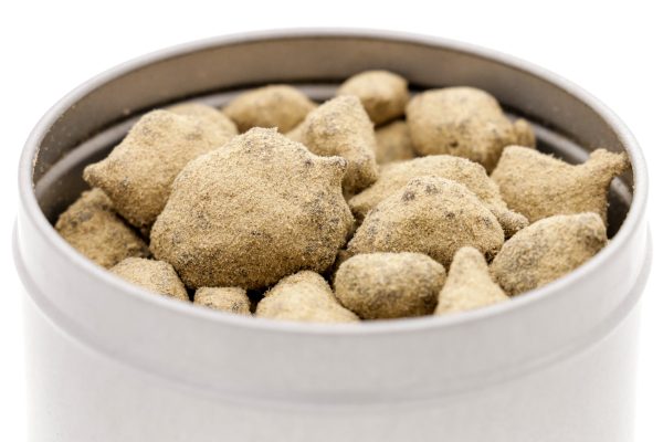 Gros plan sur la boîte MONPLANCBD remplie de Moonrocks CBD 45% - CBD Moonrock effects.