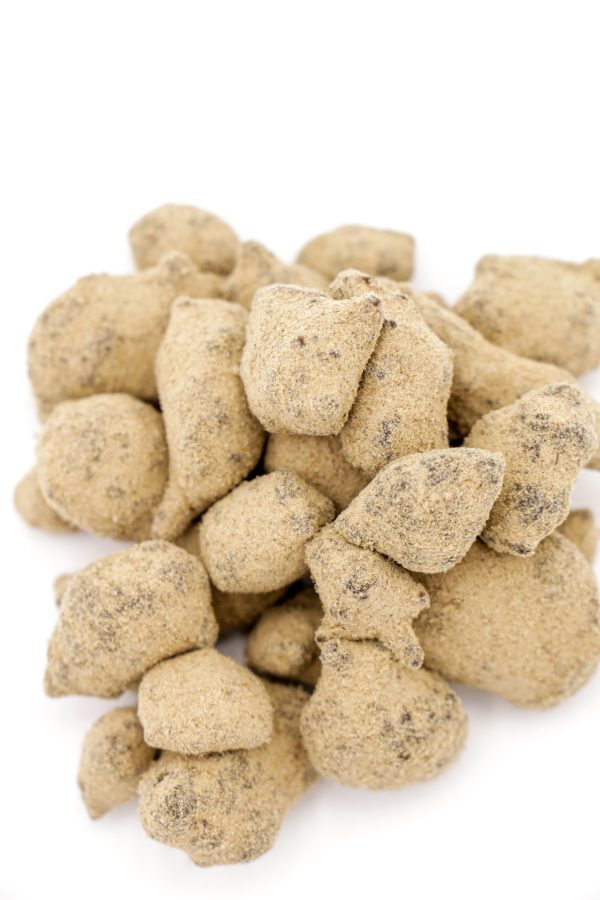 Gros plan sur une pile de Moonrocks CBD 45% MONPLANCBD faits main - Strongest CBD Moonrock France.