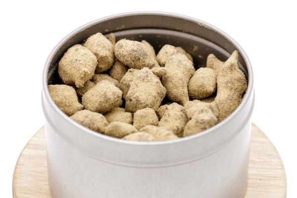 Très gros plan sur les Moonrocks CBD 45% à l'intérieur de la boîte métallique MONPLANCBD - Buy Moonrock CBD online.