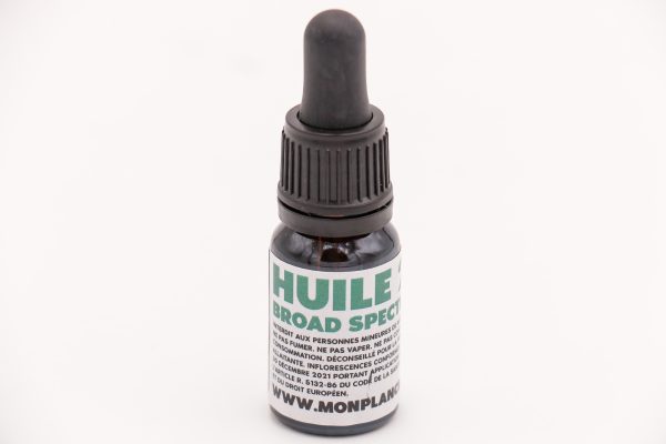 Flacon 10ml Huile CBD Broad Spectrum 20% MONPLANCBD, étiquette "HUILE BROAD SPECTRUM" - CBD France Zéro THC.