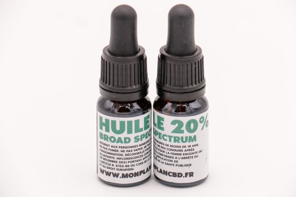 Deux flacons d'Huile CBD 20% MONPLANCBD côte à côte : un "Broad Spectrum" et un "20% Spectrum" - Meilleure huile CBD Broad Spectrum.