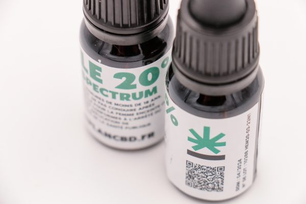Gros plan sur étiquettes arrière de deux flacons Huile CBD 20% MONPLANCBD avec logo et QR code - Acheter huile CBD en ligne.