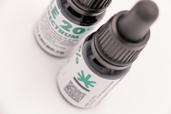 Gros plan étiquette arrière flacon Huile CBD Broad Spectrum 20% MONPLANCBD (LOT: 10288...) - Qualité CBD GMP.
