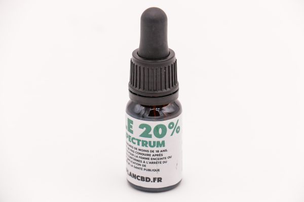 Flacon d'Huile CBD Broad Spectrum 20% MONPLANCBD (10ml), étiquette "LE 20% SPECTRUM" visible - Huile CBD haute puissance.