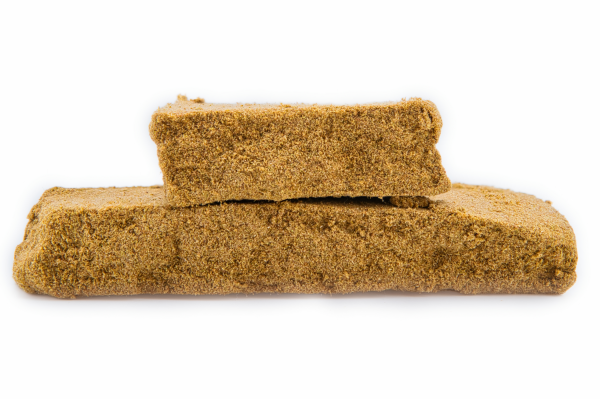 Hash CBD A6 SOUR TSUNAMI x ACDC en coupe montrant sa texture intérieure