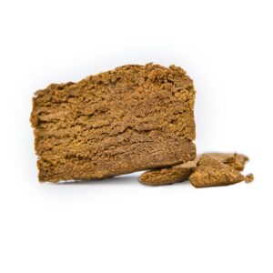 Barre de hash dry sift CBD premium A6 avec un morceau détaché pour illustrer sa pureté.