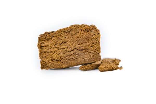 Barre de hash dry sift CBD premium A6 avec un morceau détaché pour illustrer sa pureté.