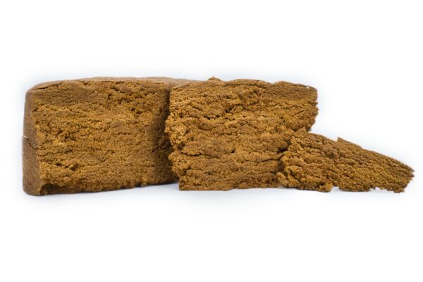 Plusieurs morceaux de hash CBD artisanal français A6 (SOUR TSUNAMI x ACDC).