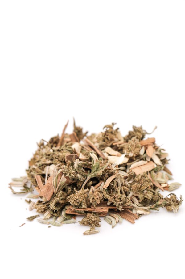 Gros plan sur les plantes en vrac de l'infusion CBD digestion, on y voit des fleurs de chanvre, des graines de fenouil et des éclats de cannelle.