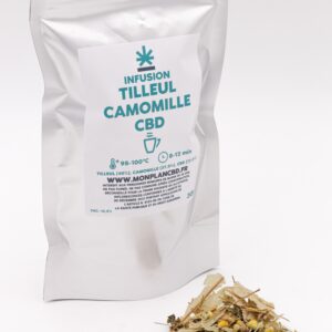 Sachet de l'infusion CBD bio pour le sommeil Tilleul Camomille, posé à côté d'un tas du mélange de plantes séchées.