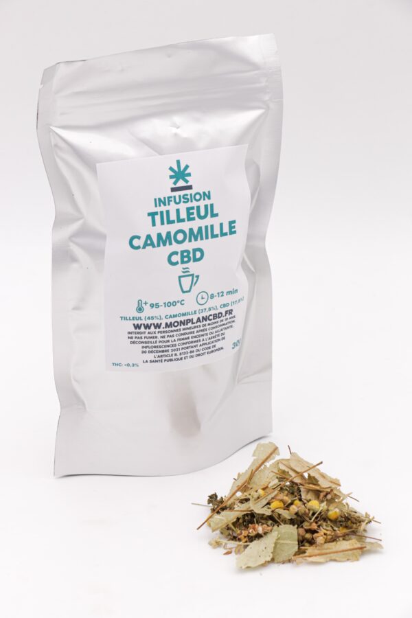 Sachet de l'infusion CBD bio pour le sommeil Tilleul Camomille, posé à côté d'un tas du mélange de plantes séchées.