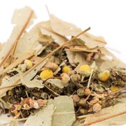 Gros plan sur le mélange de l'infusion CBD sommeil, montrant les fleurs de camomille jaune, les feuilles de tilleul et les fleurs de chanvre.