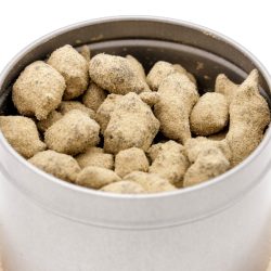 Très gros plan sur les Moonrocks CBD 45% à l'intérieur de la boîte métallique MONPLANCBD - Buy Moonrock CBD online.